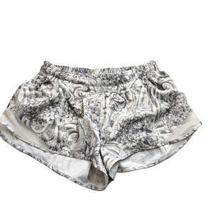 Lululemon Hotty Hot II Short 2.5” Daisy White Sz 10 Reg EUC W7AIR